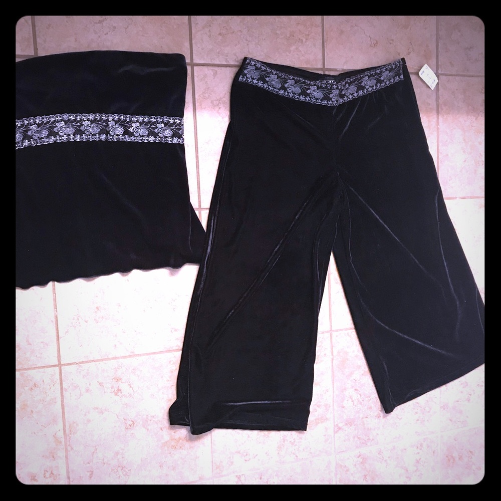 Women’s 2 pc set. Top size M bottom size L.